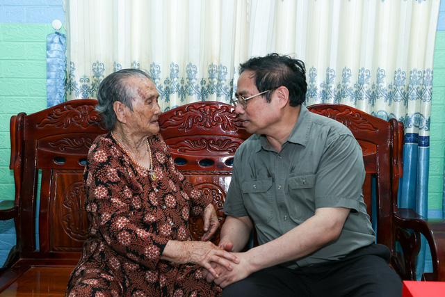 Thủ tướng mong mẹ Lê Thị Hự luôn khỏe mạnh, là chỗ dựa tinh thần cho con cháu. Ảnh: VGP/Nhật Bắc