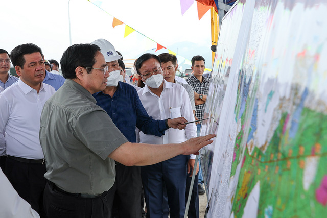 Thủ tướng nghe báo cáo quy hoạch xây dựng khu tổ hợp Cà Ná, cảng Cà Ná tại xã Phước Diêm, huyện Thuận Nam. Ảnh: VGP/Nhật Bắc