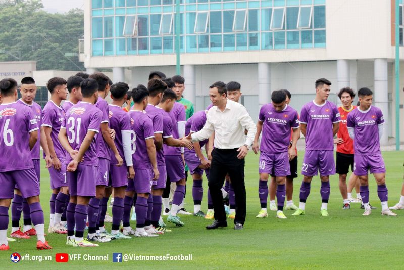 Quyền Chủ tịch VFF Trần Quốc Tuấn thăm và động viên các cầu thủ U23 Việt Nam (Ảnh: VFF)