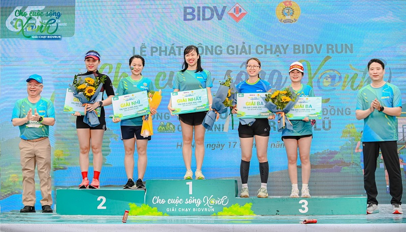 Lãnh đạo BIDV trao thưởng cho một số vận động viên nữ có thành tích cao trong ngày khai mạc Giải chạy BIDVRun Cho cuộc sống Xanh
