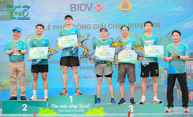 Lãnh đạo BIDV trao thưởng cho một số vận động viên Nam có thành tích cao trong ngày khai mạc Giải chạy BIDVRun Cho cuộc sống Xanh