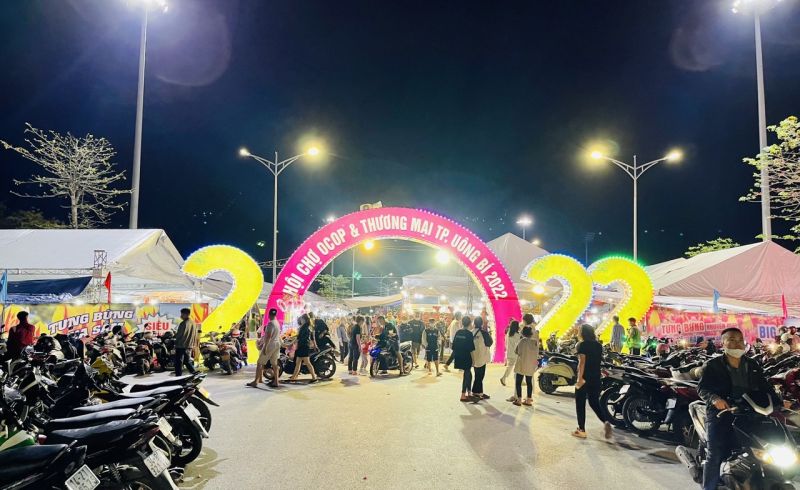 Hội chợ OCOP và Thương mại thành phố Uông Bí thu hút đông đảo người dân đến tham quan, mua sắm