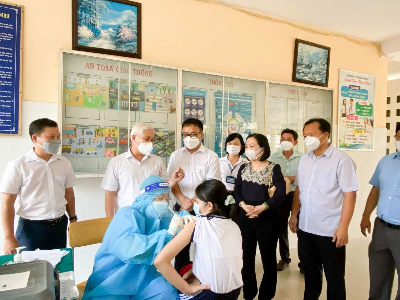 Ông Nguyễn Văn Lợi kiểm tra công tác triển khai và động viên, thăm hỏi học sinh, phụ huynh tại điểm tiêm.
