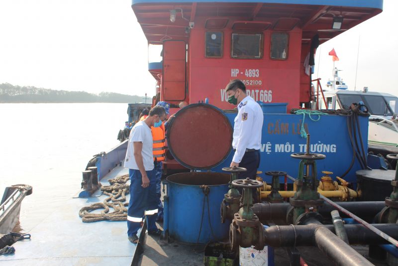 Cảnh sát biển bắt 15.000 lít dầu Do trái phép