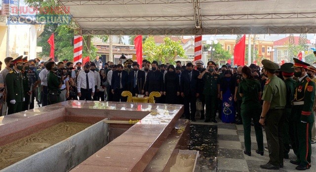 Quang cảnh Lễ truy điệu v&agrave; an t&aacute;ng h&agrave;i cốt liệt sĩ hy sinh năm 1966 tại đồi G&ograve; M&iacute;t, th&ocirc;n Nhơn Sơn, x&atilde; &Acirc;n Nghĩa, huyện Ho&agrave;i &Acirc;n.