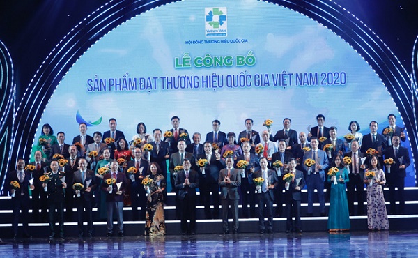 Đại diện các đơn vị nhận biểu trưng Thương hiệu Việt Nam 2020