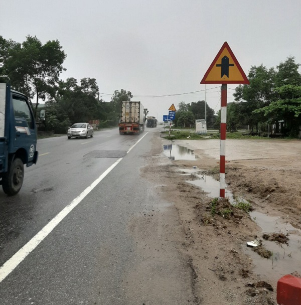 QL1 tuyến tránh TP Hà Tĩnh có hàng chục điểm giao cắt với các tuyến đường liên thôn, liên xã, liên huyện tiềm ẩn nhiều nguy cơ mất an toàn giao thông