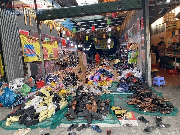 Cửa hàng giày, dép số C4/24 Phạm Hùng, xã Bình Hưng, huyện Bình Chánh. Các sản phẩm giày, dép nhái các thương hiệu nổi tiếng được vất la liệt cả dưới nền nhà.
