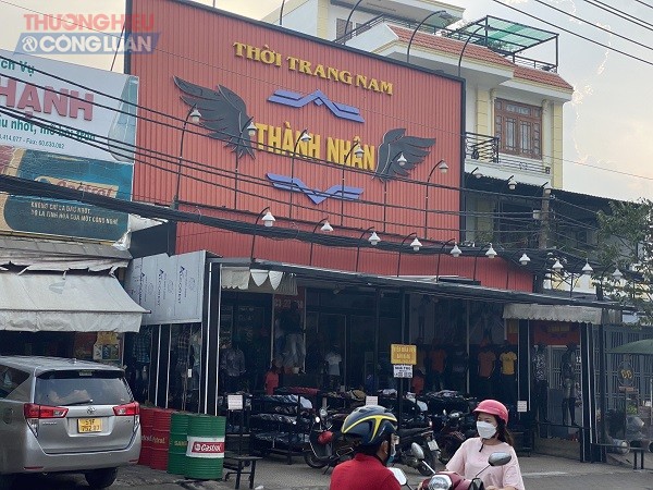Cửa hàng thời trang nam Thành Nhân nằm trên đường Phạm Hùng, xã Bình Hưng, huyện Bình Chánh