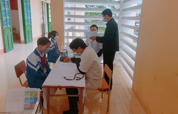 Lãnh đạo Sở Y tế giám sát tại điểm tiêm huyện Bảo Thắng