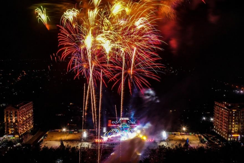 Chương trình bắn pháo hoa tại lễ hội du lịch biển Sầm Sơn 2021.