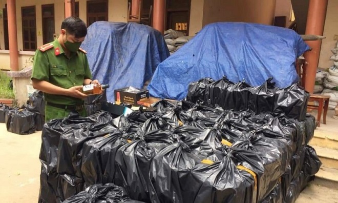 Quảng Trị phát hiện 02 xe ô tô vận chuyển gần 1.800 chai rượu lậu