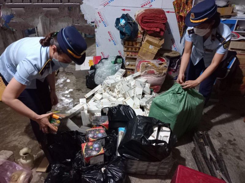 Cục QLTT tỉnh Quảng Trị đã phát hiện và thu giữ 2.150 bao thuốc lá điếu nhập lậu và 9,1 kg sản phẩm nghi là pháo hoa nổ nhập lậu.