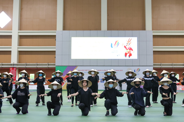 Các diễn viên, sinh viên, quần chúng trình diễn một số phân cảnh sẽ xuất hiện trong lễ khai mạc SEA Games 31 - Ảnh: VGP/Nhật Bắc