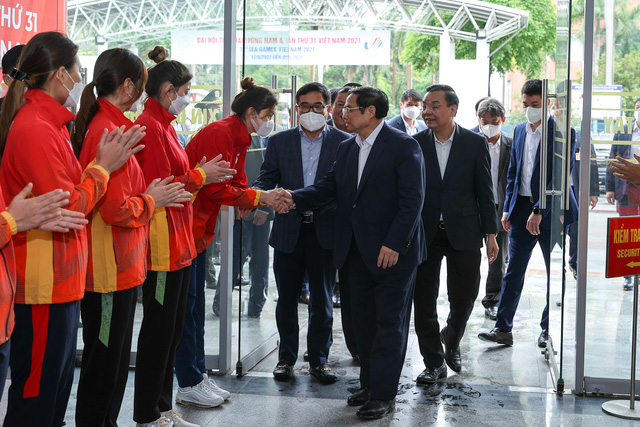 Thủ tướng đến thăm, kiểm tra công tác tập luyện, chuẩn bị cho lễ khai mạc SEA Games 31 tại Cung Điền kinh Hà Nội - Ảnh: VGP/Nhật Bắc