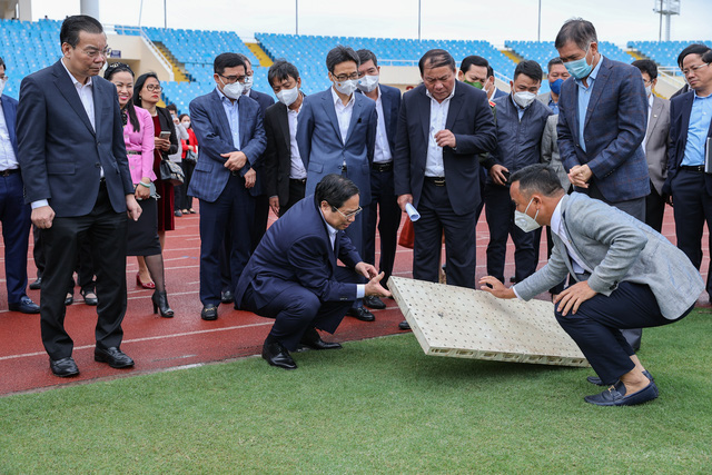 Thủ tướng đặt những câu hỏi chi tiết liên quan đến công tác chuẩn bị cơ sở vật chất tại sân vận động Mỹ Đình - Ảnh: VGP/Nhật Bắc