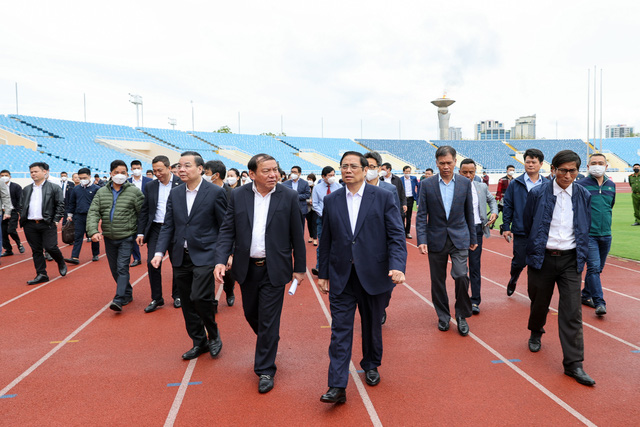 Thủ tướng trực tiếp kiểm tra công tác chuẩn bị lễ khai mạc và phục vụ thi đấu SEA Games 31 tại sân vận động Mỹ Đình - Ảnh: VGP/Nhật Bắc