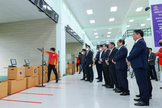 Thủ tướng thăm hỏi các vận động viên về điều kiện, công tác tập luyện, sinh hoạt, chế độ đãi ngộ, tinh thần thi đấu… chuẩn bị cho sự kiện thể thao quan trọng sắp tới - Ảnh: VGP/Nhật Bắc