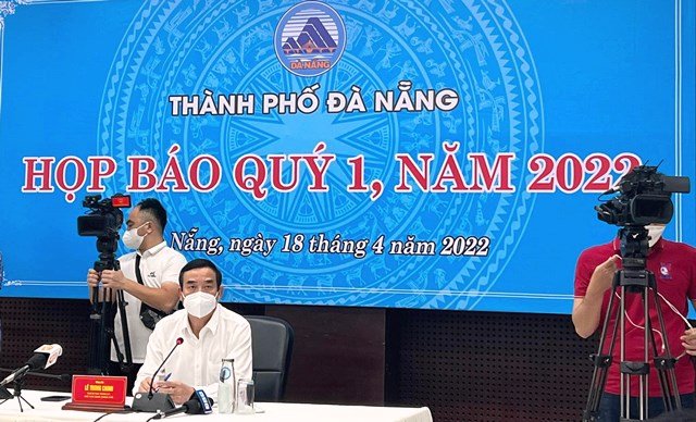 Chủ tịch UBND TP. Đà Nẵng Lê Trung Chinh tại buổi họp báo.