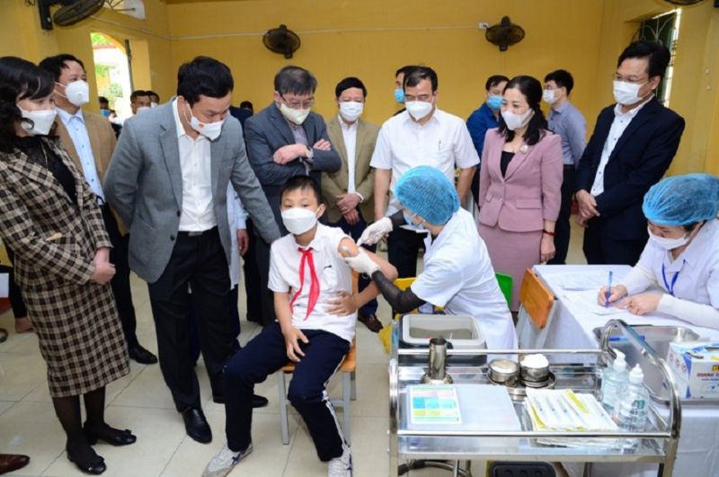 Chủ tịch UBND tỉnh Hải Dương đi kiểm tra công tác tiêm vắc xin cho học sinh tại TP Hải Dương