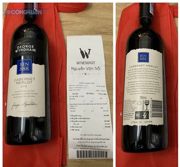 Khách hàng (PV) dễ dàng mua được rượu vang nhập khẩu mà không cần nhãn phụ bằng tiếng Việt tại Cửa hàng WineMart