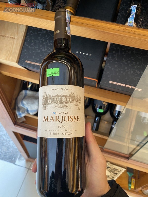 Rượu vang MARJOSSE 2016 (có giá 680 nghìn đồng) được bày bán tại Cửa hàng Phương Trang không nhãn phụ