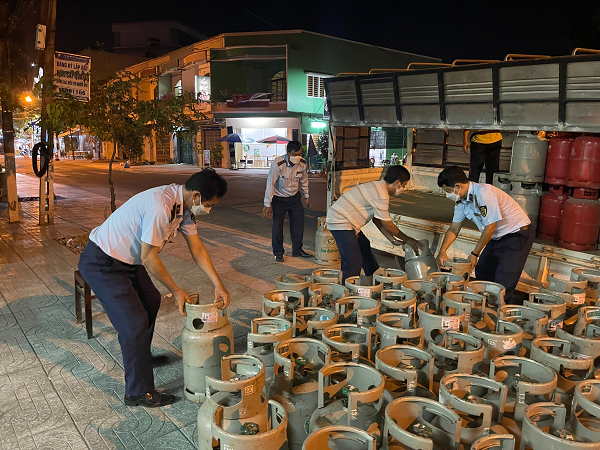 Lực lượng chức năng kiểm đếm hàng hóa vi phạm (nguồn ảnh Tổng cục QLTT)