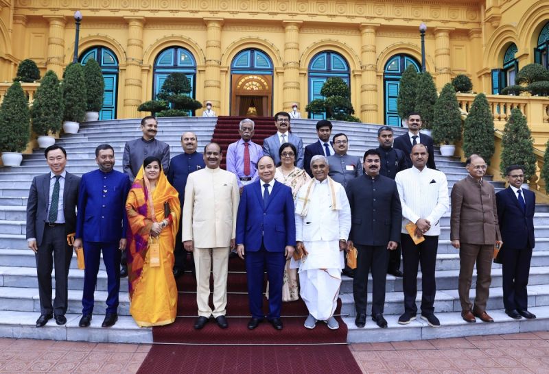 Chủ tịch nước chụp ảnh chung với Chủ tịch Hạ viện Ấn Độ, phu nhân và đoàn đại biểu Hạ viện Ấn Độ