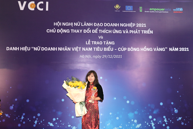 Nữ doanh nhân Trần Thị Thu Trang tại Lễ trao Giải “Cúp bông hồng Vàng 2021”