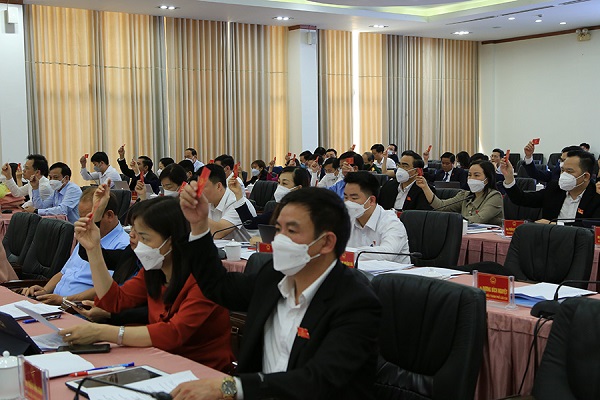 Các đại biểu HĐND tỉnh biểu quyết tại kỳ họp