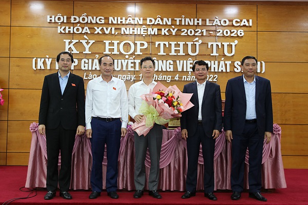 Lãnh đạo tỉnh tặng hoa chúc mừng đồng chí Nguyễn Thành Sinh đã trúng cử Ủy viên UBND tỉnh Lào Cai khoá XVI, nhiệm kỳ 2021 - 2026.