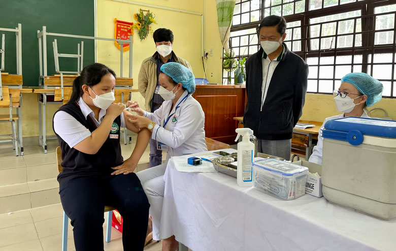 Tiêm vaccine phòng Covid-19 cho học sinh ở TP Đà Lạt