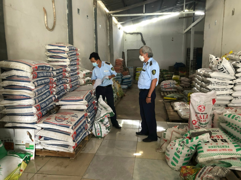 Buôn bán phân bón giả, một đại lý kinh doanh phân bón trên địa bàn huyện Châu Thành, tỉnh Tiền Giang bị xử phạt