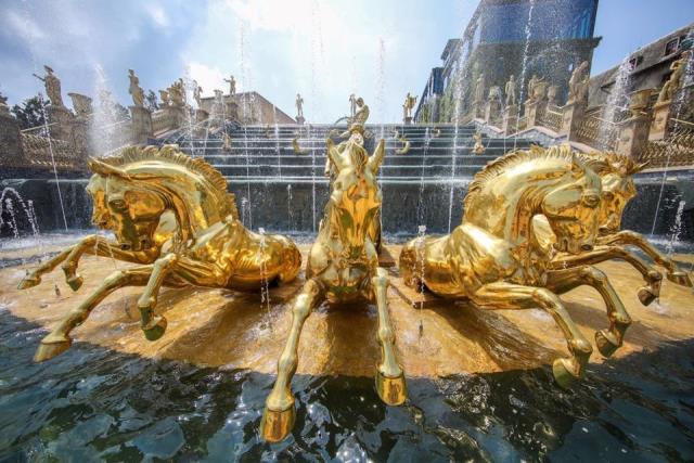 Cụm tượng trung tâm và thần mặt trời Helios trên cỗ xe do 5 con ngựa mạ vàng kéo trên đỉnh Bà Nà