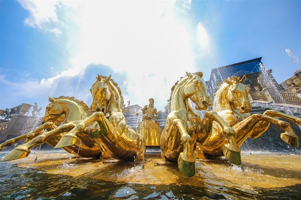Thần Mặt trời Helios trên cỗ xe được dẫn đường bởi năm con ngựa hung hãn tại Thác Thần Mặt trời là mô hình độc bản trên thế giới