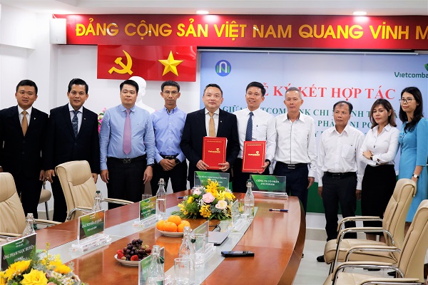 Ông Nguyễn An Quốc - Phó Giám đốc Chi nhánh (thứ 5 từ trái qua) cùng ông Đặng Tất Thành - Tổng Giám đốc công ty Ani Power trao hợp đồng tín dụng dưới sự chứng kiến của lãnh đạo hai bên