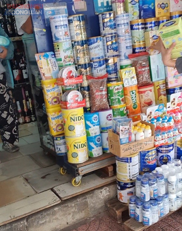 Hàng trăm sản phẩm sữa hộp của nhiều thương hiệu trong và ngoài nước được bày bán tại cửa hàng Nguyễn Mười.