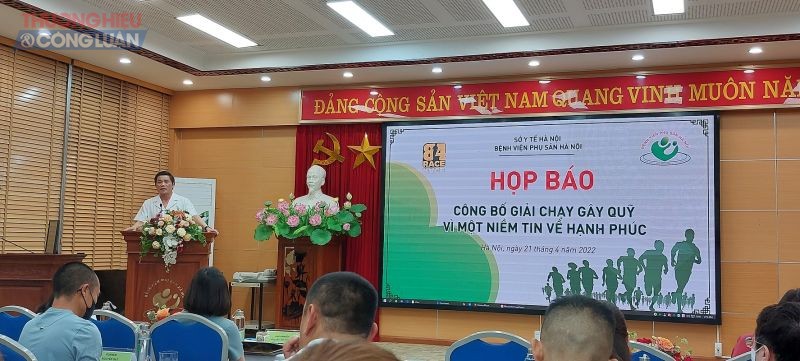 Phó Giáo sư, Tiến sĩ Nguyễn Duy Ánh, Giám đốc Bệnh viện Phụ sản Hà Nội phát biểu tại họp báo