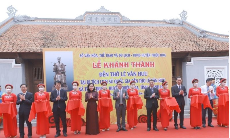 Các đồng chí lãnh đạo tỉnh Thanh Hóa, lãnh đạo Bộ Văn hóa, Thể thao và Du lịch và địa phương thực hiện nghi thức cắt băng khánh thành Đền thờ Lê Văn Hưu