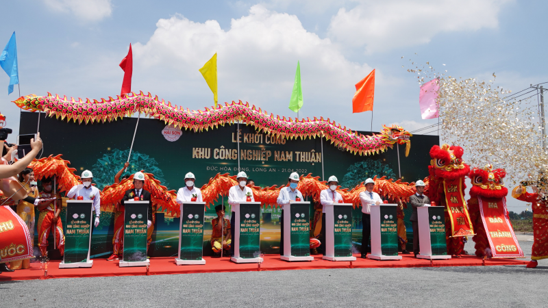 Các khách mời tham dự lễ khởi công khu công nghiệp Nam Thuận