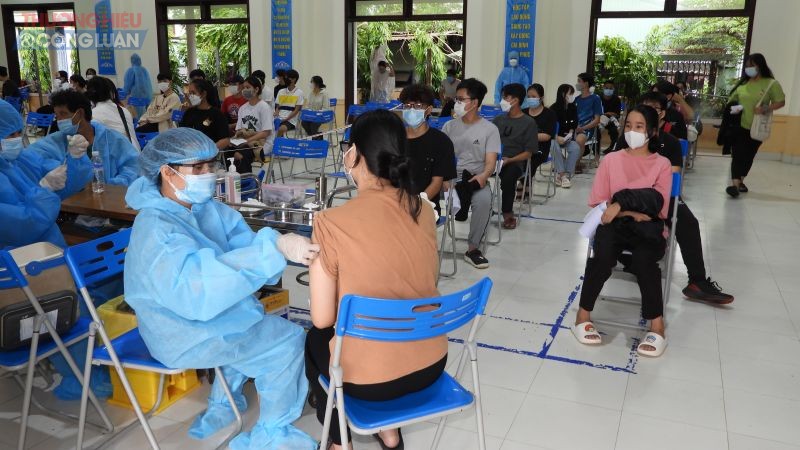 Tiêm chủng cho học sinh lớp 8, 9 tại điểm tiêm huyện Hòa Vang