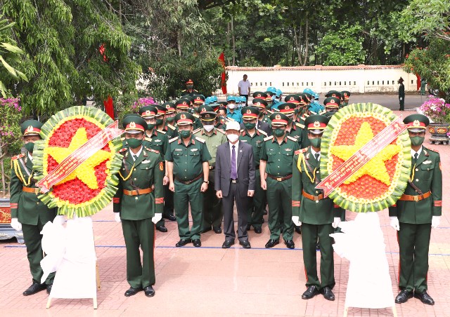 Các đại biểu đặt vòng hoa tại tượng Đài chiến thắng Đắk Tô - Tân Cảnh