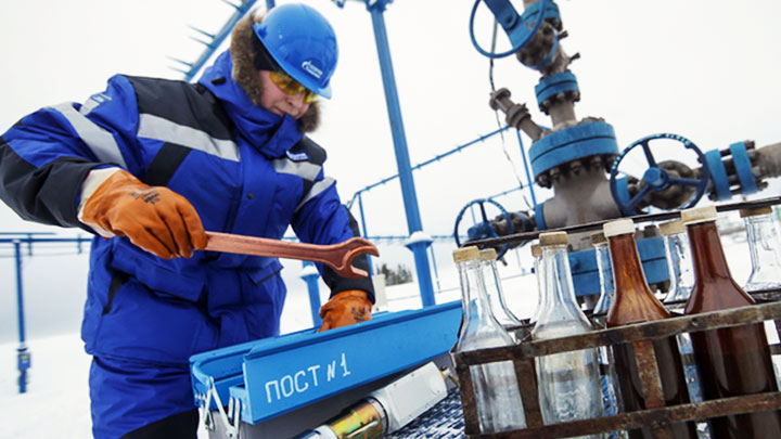 Công nhân bảo dưỡng một cơ sở lọc dầu tại Nga. Ảnh TASS