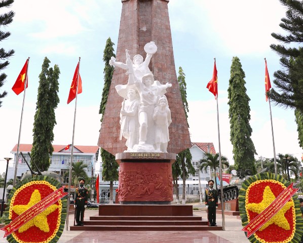 Tượng đài Chiến thắng Đắk Tô - Tân Cảnh nằm tại trung tâm huyện Đắk Tô