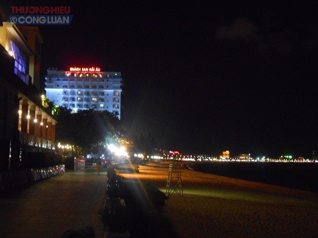 TP Quy Nhơn thực sự là “Thiên đường biển”. Trong ảnh: Một góc bờ biển Quy Nhơn về đêm.