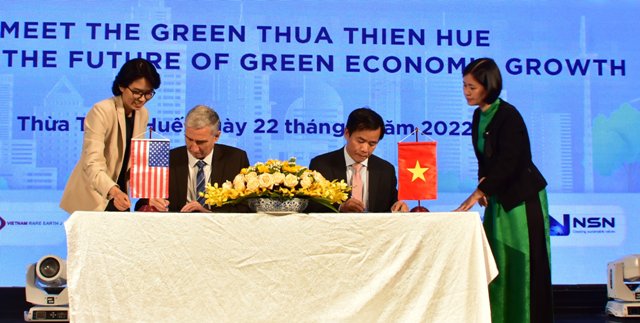 Ngài John Rockhold, Chủ tịch Amcham và ông Nguyễn Văn Phương, chủ tịch UBND tỉnh Thừa Thiên Huế ký kết thoả thuận hợp tác