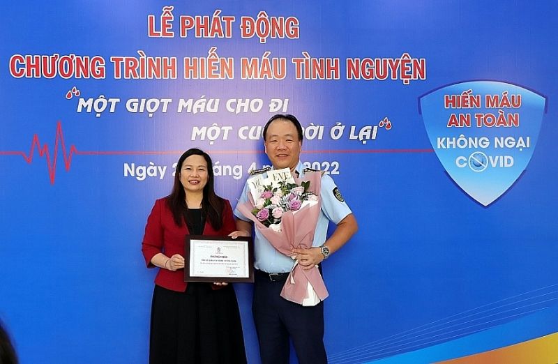 ThS, BS. Vũ Thị Hồng Phương trao giấy chứng nhận cho Tổng cục QLTT - đơn vị tích cực tham gia tổ chức hiến máu