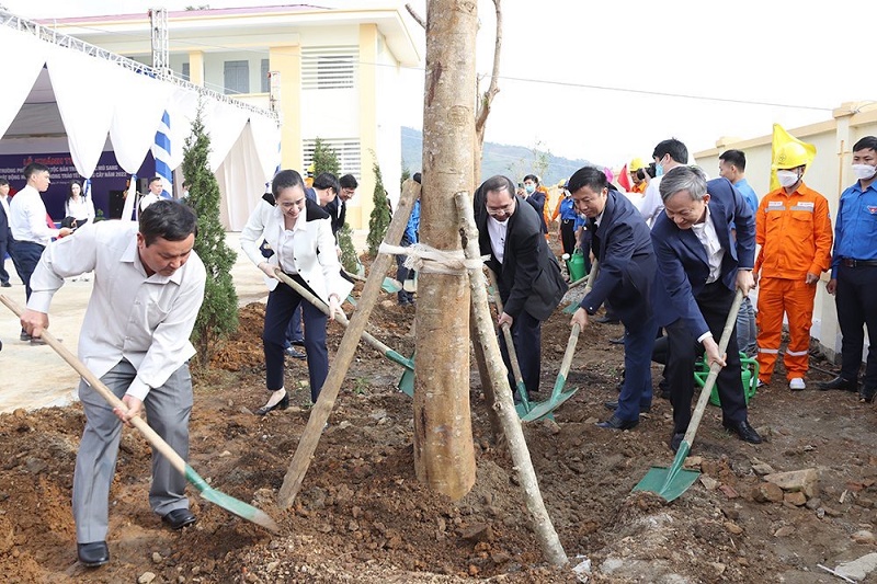 Trồng cây lưu niệm tại sân trường