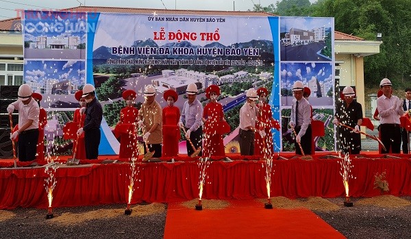 Các đại biểu thực hiện nghi lễ khởi công xây dựng Bệnh viện Đa khoa huyện Bảo Yên