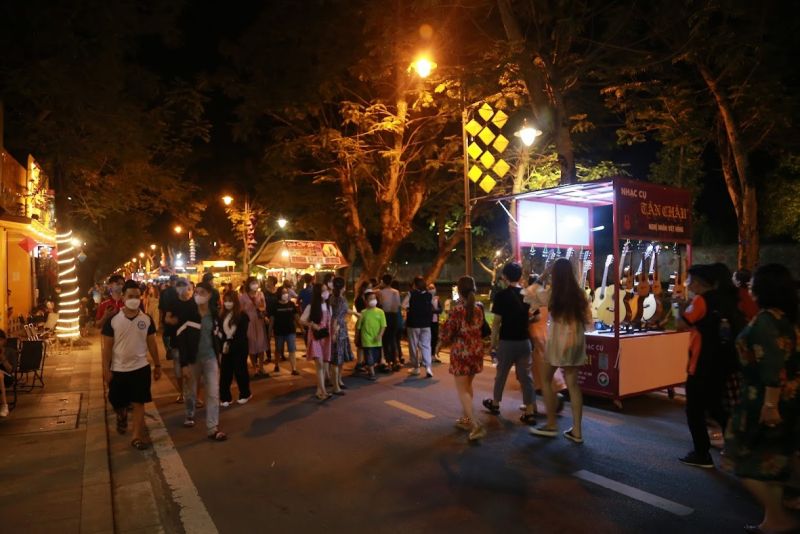 Các gian hàng thu hút đông đảo người dân và du khách tham quan mua sắm tại phố đi bộ Lê Huân